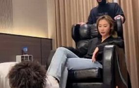 套路直播视频【二宝】三奴侍奉-物化肉垫沙发/跳踩【完整版】