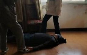 套路直播视频【最抗揍M】双S学生精神小妹暴力调-踢踹/运动鞋踩/骑马转胯