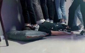 套路直播视频【精神小妹】6S素人学生-全体重踩踏-运动鞋+棉袜