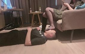 套路直播视频【诺诺子】长靴黑丝踩踏-深喉-头压马桶喝圣水