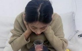 套路直播视频【狗哥】超强重口专场-口水+咀嚼物喂食/闻舔原味白袜