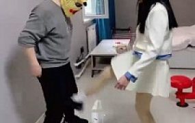 套路直播视频【精神小妹】3S学生重度踢打/踩踏/踢裆