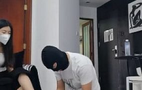 套路直播视频【梓晨】长腿御姐小白鞋+高跟踢裆/奖励舔脚