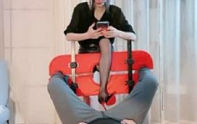 【芷晴】吃脚皮脚指甲喝口水-刑具固定强制黑丝踩