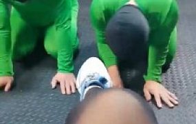 【冷御女王】双M-运动鞋白棉袜黑丝膜拜