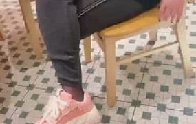 套路直播视频【月神】双S餐厅桌下玩狗