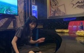 套路直播视频【文文】精神小妹KTV全体重踩踏-喂口水-耳光