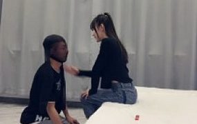 套路直播视频【文文】精神小妹抽耳光/裸足踢裆踩踏/喂口水