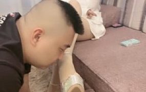 套路直播视频【妍主大大】发现邻居偷舔鞋子-高跟全体重踩踏/转胯遛狗