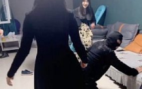 套路直播视频【精神小妹】素人S暴力踢踹-灌圣水