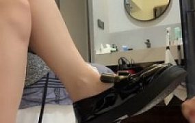 套路直播视频【野兔S】皮鞋原味船袜裸足踩狗