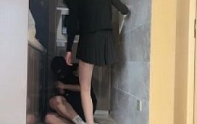 【万一】推荐-情侣主VS双绿帽狗-踩踏喂食/耳光/强制闻臭鞋