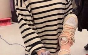 【橘子没熟】母畜-开发闺蜜做狗-下跪伺候/舔运动鞋/闻鞋袜转胯