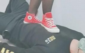 【小欣欣情侣】开发蹂躏脚垫/帆布鞋小白鞋暴力跳踩