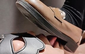 【悠米】带18岁新女主踩踏 让毯子舔鞋底 YC-230414-5