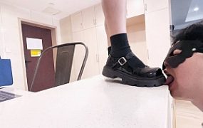 【00后小彤】JK小皮鞋玩弄哥哥，踩踏舔鞋踩舌头踩手 YC-230414-7