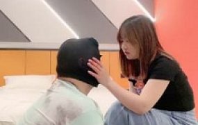 【佳佳】精神小妹狂抽耳光/袜子堵嘴踩踏