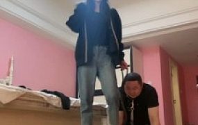 【文文】晨跑回来骑马遛狗/叼棉袜/鞭打舔脚