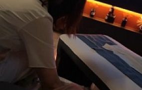 【橘子没熟】母畜-沐足店当着技师的面调