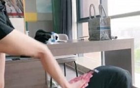 【琪琪大人】桌下视角羞辱/踢裆/裸足踩踏