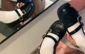 【小痴】品尝萝莉主的皮鞋原味白丝