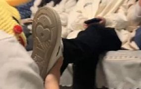 【精神小妹】4S群调群虐-运动鞋棉袜舔/全体重踩踏/踢裆耳光