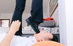 【小贱mt】素人-皮鞋踩踏/黑丝超强窒息【双视角版】 JS23041910