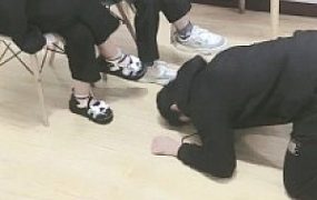 【粥粥大人】学生情侣主-下跪舔鞋闻袜跪爬