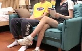 【艾莉】剧情-学妹教训学长-白鞋踩踏/骑马腿绞窒息/喂口水