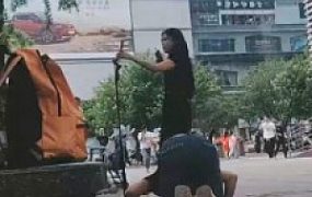 【全能来福M】给路人美女跪拜会是什么反应