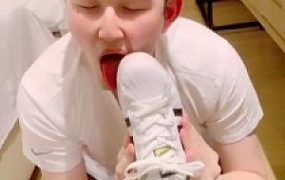 【曼妮老师】贝壳头黑丝脚闻舔/喂食鞋垫面包/踩踏深喉