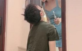 【领主老大】伺候晨起-人体板凳/全体重踩踏/踩舌/深喉插吐