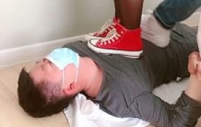 【小欣欣】情侣主踩踏专场-运动鞋+黑丝踩/臭脚捂脸闻