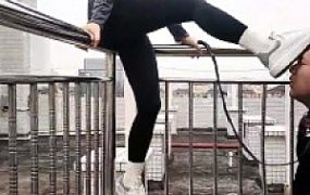 【素人星探】户外阳台小白鞋女神调-骑马踩踏虐乳/舔鞋袜