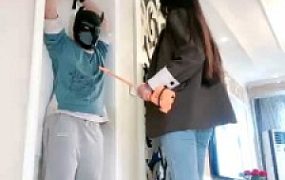 【猫神大人】吊绑门上-数据线鞭子抽/转胯长靴踩踏