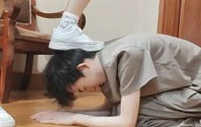 【米噢】萝莉主小白鞋碾压狗/裸足喂食酸奶深喉