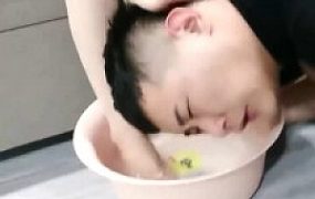 【明明】喝刷鞋洗脚水/肉丝狂舔/踩踏喂口水/内裤诱惑【完整版】bf28473