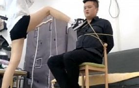 【艾莉】捆绑袜子塞嘴/揪耳朵/耳光/骑马运动鞋全体重踩