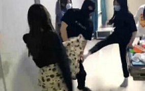 【精神小妹】5S素人学生主群殴-轮流爆踹踩踏/原味羞辱