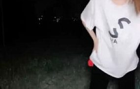 【小笑魔】户外抓住偷瓜狗虐打-小白鞋踩/捆绑/骑马