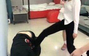 【精神小妹】3学生S-运动鞋白袜踹头踹脸暴力场