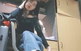 【嘉妮】女生寝室犯贱-舔脏鞋原味丝袜脚/强制闻鞋窝/全体重踩