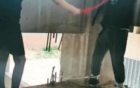 【千寻S】抗揍狗户外工地狠虐-袜子塞嘴重度鞭打踩踏