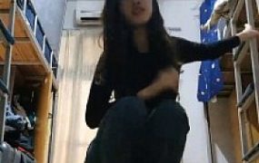 【素人星探】偷溜女生宿舍被虐-白袜踩/骑马/深喉/虐乳/舔鞋