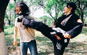 【冰时代】野外暴力踹脸踢死偷窥者冰果棍