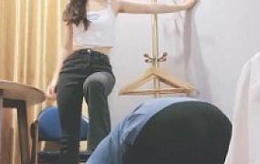 【嘉妮】舔高跟原味脚/转胯爬行/踩踏碾压