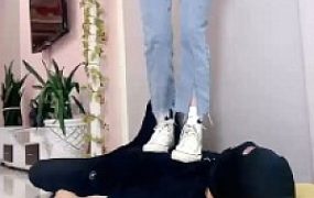 【精神小妹】3学生S-运动鞋+白袜全体重踩踏