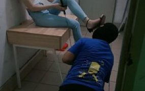 【艾莉】楼梯间胯下羞辱/室内高跟踩踏踢裆深喉