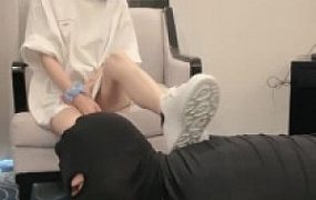 【筱月】小白鞋白袜狂舔/踩踏虐乳/深喉耳光