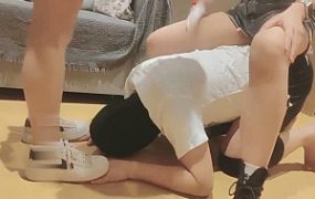 【金桔小主】3S女大学生-轮流骑马踩踏/臭脚臭袜气味吸入/灌圣水